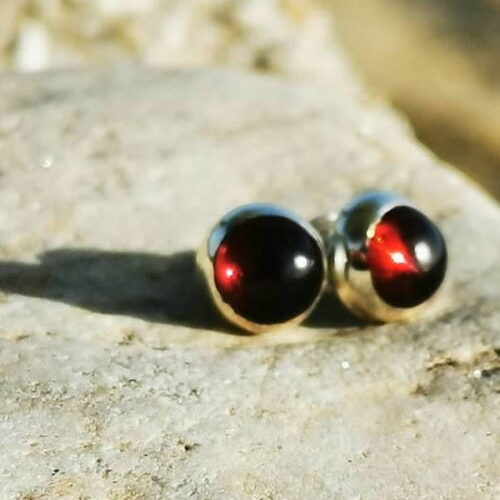 pure beauty collection earrings carrying a granatis stone
